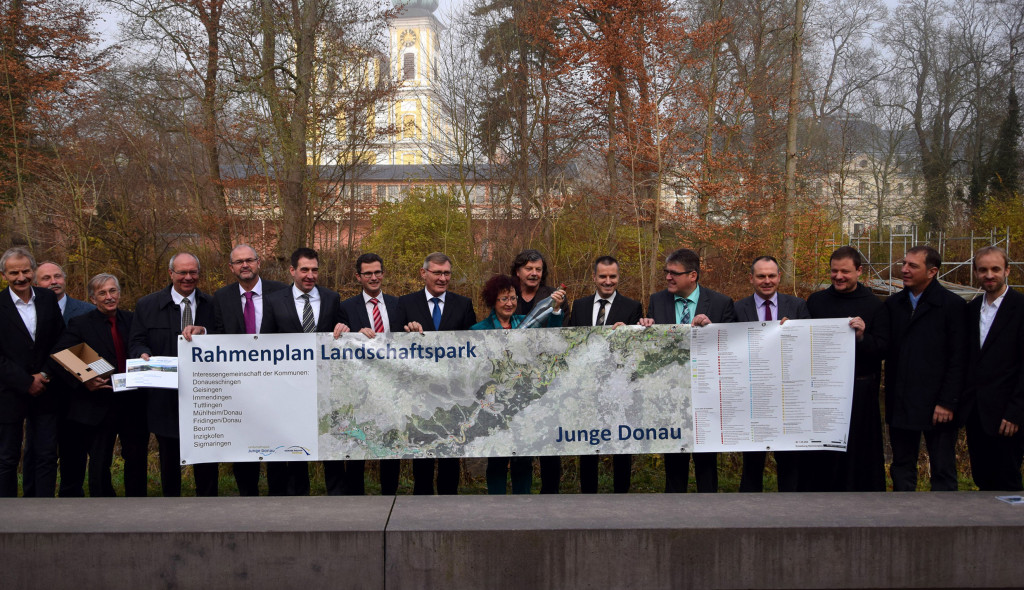 Gemeinsam mit einer Flaschenpost, die bis ins Shcwarze Meer kommen soll, wurde der Rahmenplan für über 100 Projekte im Landschaftspark Junge Donau vorgestellt. 